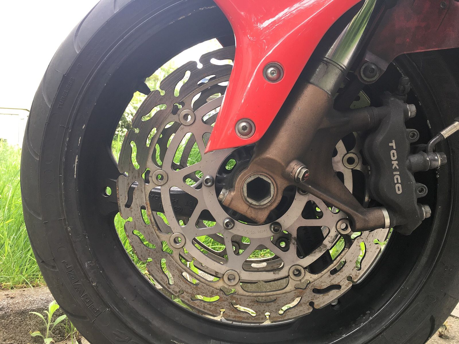 Disque et étrier de frein d'une moto Honda