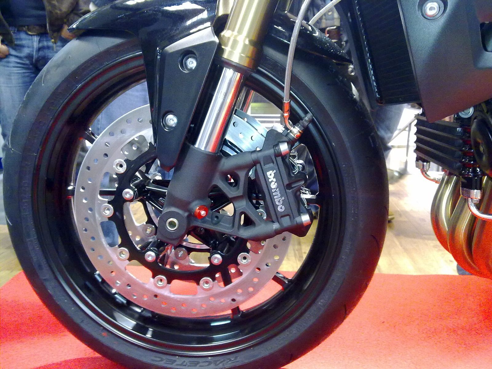Roue avant de moto sportive : étrier de frein Brembo et disques