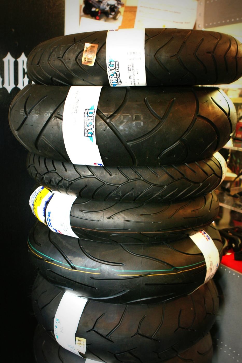 Pneus moto neufs empilés