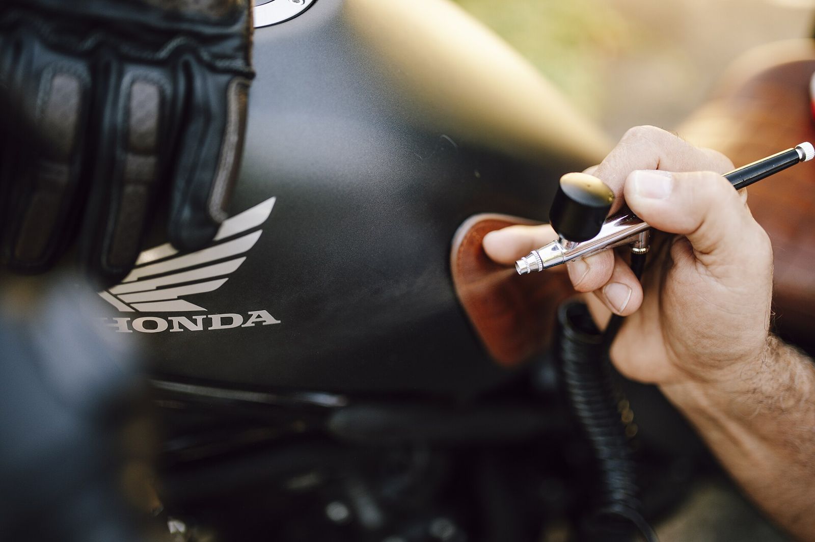 Réservoir de moto Honda peint à l'aérographe