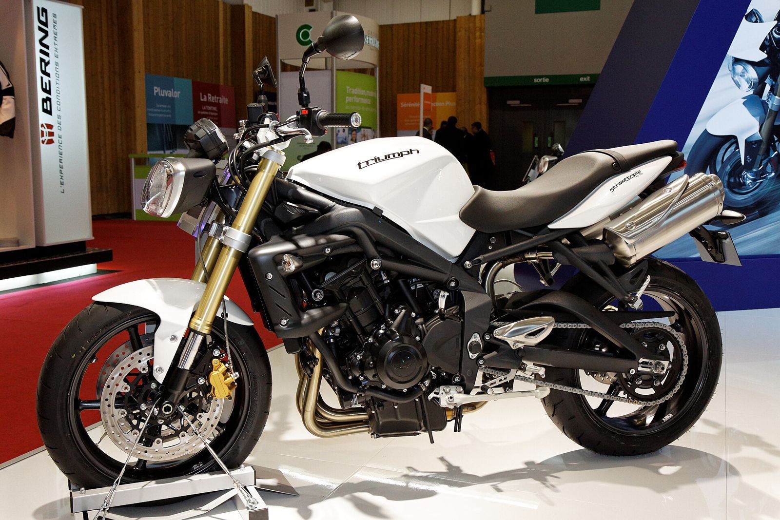 Moto roadster blanche Triumph Street Triple